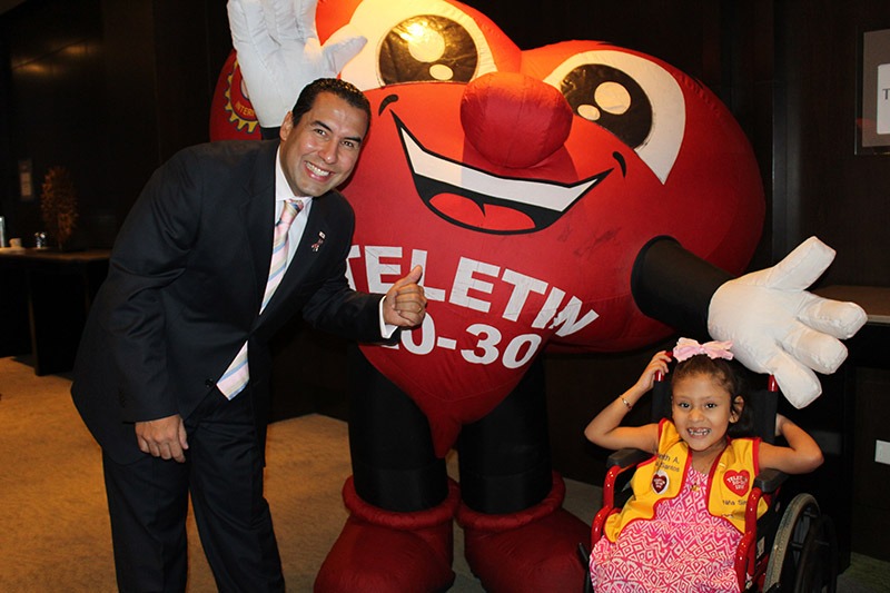 Reynaldo Díaz, presidente del VBC Panamá, junto a la Niña Símbolo Janeth Díaz. 