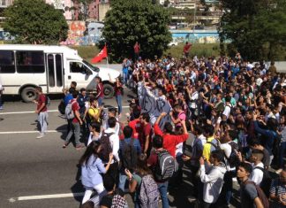 Movimiento Estudiantil protesta en rechazo a la suspensión del revocatorio