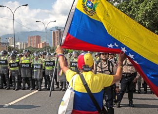Expresidentes dicen que antes de dialogar, Maduro debe acatar la Constitución