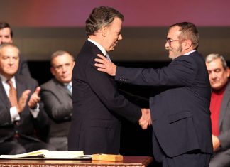 Santos y «Timochenko» firman el nuevo acuerdo de paz de Colombia