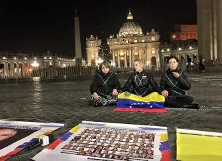 Tintori, Mitzy de Ledezma y Antonieta Mendoza se encadenan frente al Vaticano