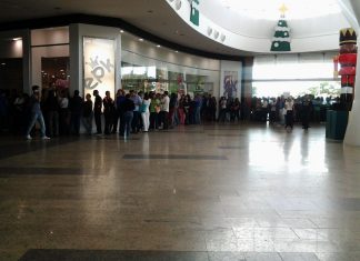 En imágenes: largas filas para entrar en tiendas EPK tras medidas del régimen