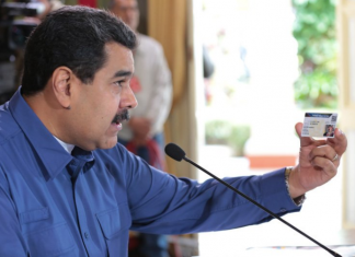 Maduro presenta el Carnet de la Patria