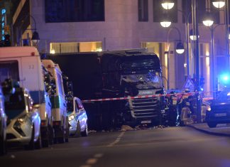 Al menos nueve muertos al irrumpir un camión en un mercado de Berlín