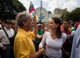 Oposición venezolana anuncia que exigirá renuncia de Maduro en las calles