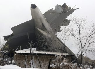 Al menos 32 muertos al caer un avión de carga sobre varias viviendas en Kirguistán