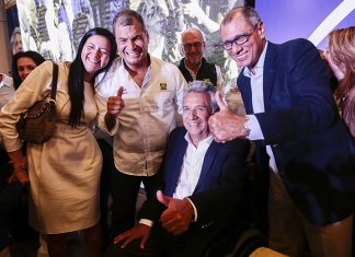 Según CNE de Ecuador, el candidato oficialista Moreno obtiene el 39,18 % de los votos con escrutinio al 93,4 %