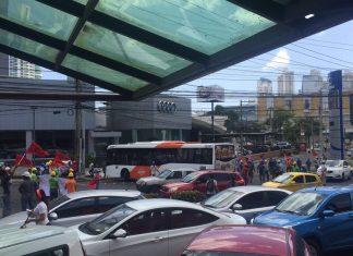 Estudiantes y trabajadores cierran calles en protesta contra escándalos de corrupción