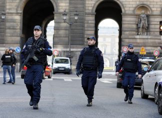 Un hombre ataca con un machete a grupo de militares junto al museo del Louvre