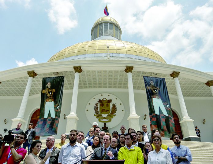 EL PARLAMENTO VENEZOLANO ACUSA A NICOLÁS MADURO DE DAR UN