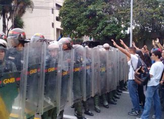 Denuncian varias detenciones en protesta frente al TSJ