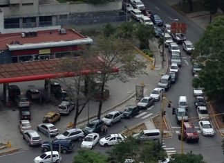Escasez de combustible en Venezuela genera cierres y largas colas en varias ciudades
