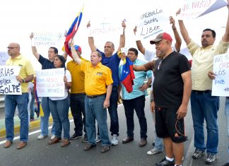 Diputados toman el Puente sobre el Lago de Maracaibo en rechazo al golpe