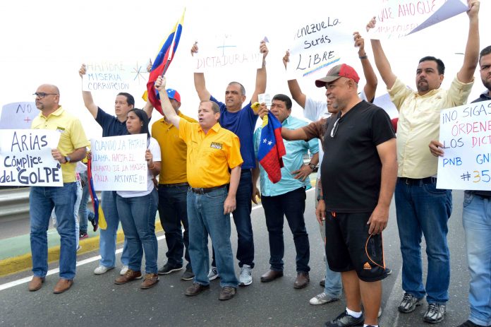 Diputados toman el Puente sobre el Lago de Maracaibo en rechazo al golpe (7)