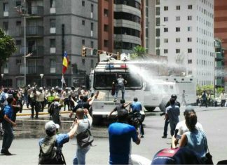 Autoridades venezolanas reprimen la marcha opositora en Caracas