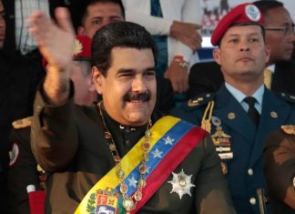 Maduro es abucheado y atacado con objetos tras un acto en San Félix
