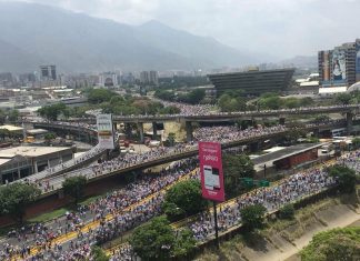 Oposición protesta masivamente en Caracas a pesar de la represión