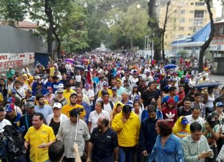 Venezolanos marcharon en las calles de Caracas a pesar de la lluvia