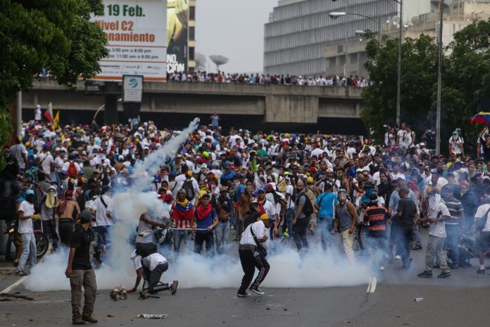 OPOSITORES MARCHAN EN CARACAS EN CONTRA DEL GOBIERNO DE NICOLÁS MADURO