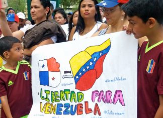 Pequeño grupo de repudio en Panamá no logra empañar la protesta pacífica contra Maduro