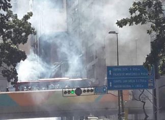 Manifestantes llegan a la avenida Urdaneta en rechazo a la inacción de Tarek William Saab