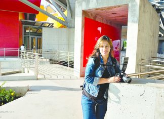 La venezolana que le regaló un libro al Biomuseo