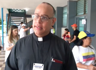 El Padre William Rodriguez invita a los venezolanos en Panamá a participar en la Consulta Popular