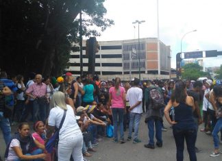Ciudadanos aplican trancazo luego de ser reprimidos por la GNB y PNB