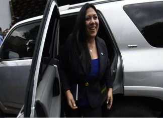 Katherine Harrington no le permitieron la entrada a la reunión de la Asociación Iberoamericana de Ministerios Públicos en Argentina