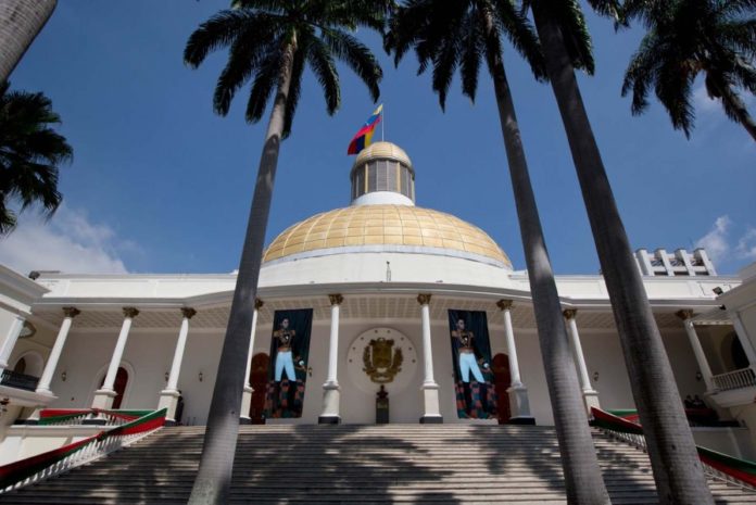 asamblea-nacional-fachada-bolivar-AP-899x600