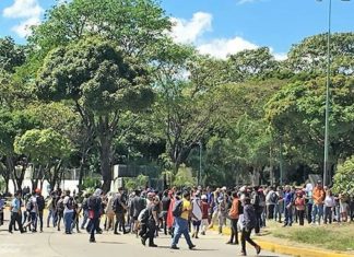 PNB dispara perdigones y bombas lacrimógenas a manifestantes en Caracas