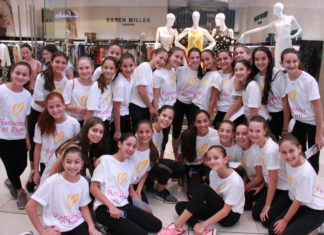 Un grupo de jóvenes realizó Flashmob en Multiplaza para promover el Día de las Buenas Acciones
