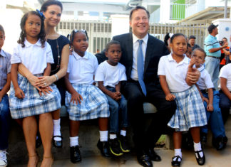 Varela inaugura primer centro de educación oficial bilingüe en Panamá