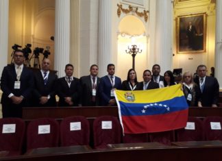 Diputados opositores se encuentran presentes en el parlamento peruano