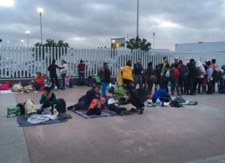 Caravana de inmigrantes pernocta en paso fronterizo