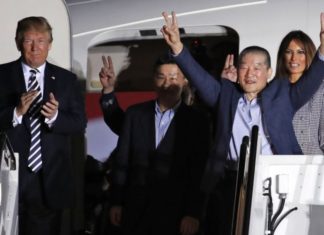 Trump recibe a los tres estadounidenses liberados por Pyongyang