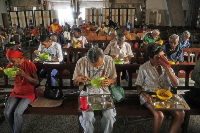 ENTRE-LA-ESCASEZ-Y-EL-HAMBRE-AGONIZA-LA-CIUDAD-PETROLERA-DE-VENEZUELA-1