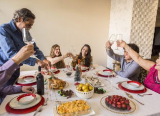 La OMS recomienda el uso de mascarillas en las reuniones familiares navideñas