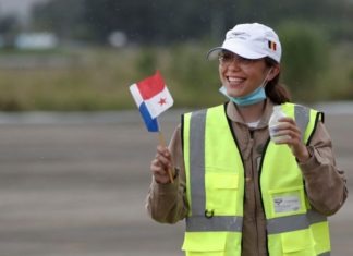 La piloto de 19 años que busca un récord por vuelta al mundo llega a Panamá