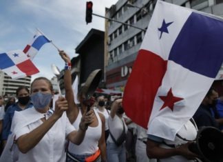 Masiva protesta contra el Parlamento de Panamá por una reforma electoral