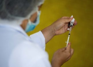EMA recomienda dosis de refuerzo de vacuna Pfizer para mayores de 18 años