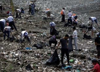 Centenares de voluntarios recogen basura en playas de Panamá para concienciar