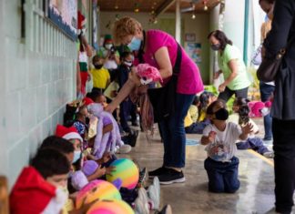 El Hospital de Peluches, una idea de reciclaje que alegra a niños venezolanos
