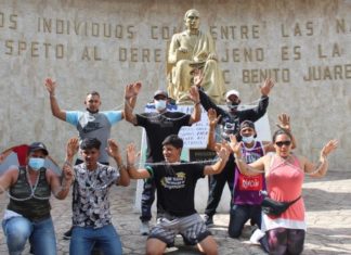 Migrantes se encadenan para presionar la entrega de papeles en el sureste de México