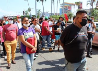 Migrantes realizan viacrucis en el sur de México para exigir visas