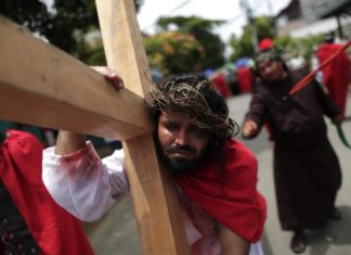 Jóvenes de Panamá recrean la vida y milagros de Jesús con la Pasión de Cristo