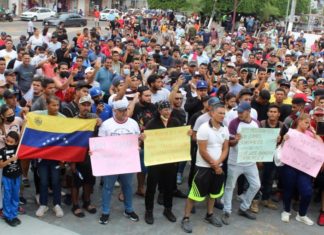 Migrantes se manifiestan en frontera sur de México para exigir libre tránsito