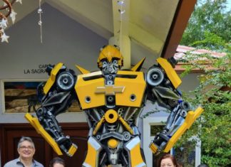 La alegría llega a niños de FANLYC con la donación de transformer Bumblebee