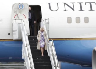 Jill Biden visita hogar de enfermos de sida en Panamá y viaja a Costa Rica