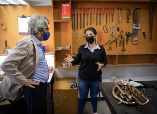 Reparar la música, un oficio que crece en la Venezuela de las orquestas